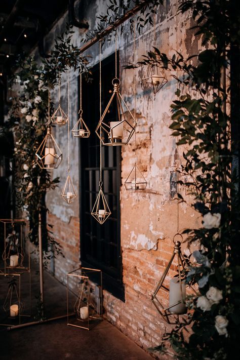 geometric wedding ceremony backdrops - https://ruffledblog.com/modern-baltimore-mill-house-wedding Wedding Aisle Candles, Industrial Wedding Decor, Geometric Lantern, Industrial Chic Wedding, Ceremony Candles, Rustic Wedding Decorations, Candle Wedding Decor, Modern Wedding Decor, Marble Wedding