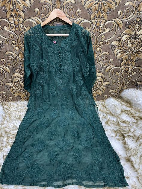 Chicken Cari Dresses, Chicken Kurta, Lucknowi Chikankari Kurti, Kurti With Jeans, Chicken Kari, Chikankari Kurti, Embroidered Dresses, Chikankari Suits, Lucknowi Chikankari