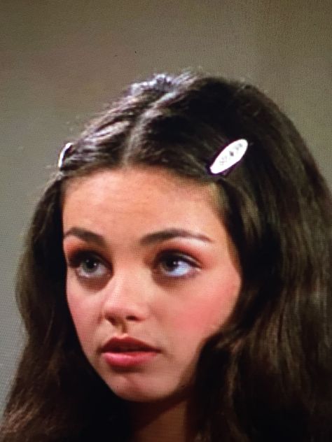 Jackie Burkhart Makeup, Mila Kunis Style That 70s Show, Jackie Hairstyles That 70s Show, Jackie Burkhart Season 1, Jackie Burkhart Curly Hair, Mila Kunis That 70s Show, Jackie Burkhart, Mila Kunis Hair That 70s Show, Jackie Burkhart Outfits