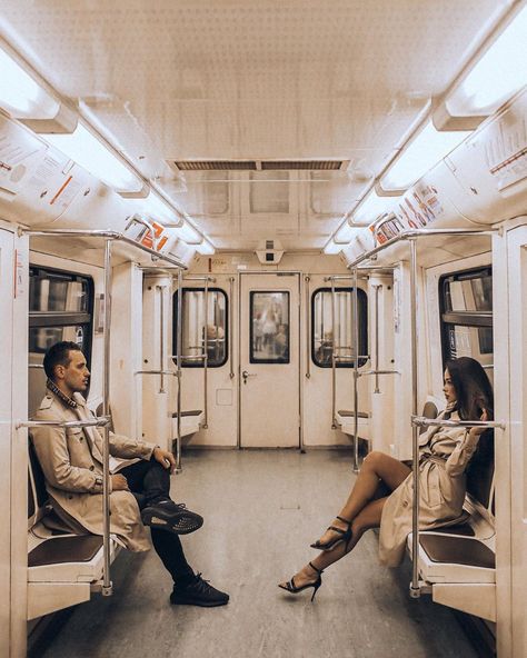 Urban Photography Portrait, Couples City, Subway Car, Photoshoot London, London Photoshoot, Shooting Couple, Nyc Photoshoot, Instagram Couples, Pre Wedding Poses