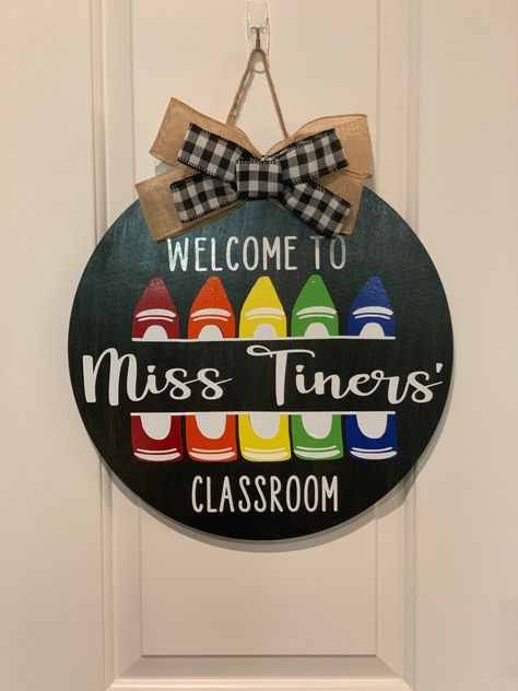 16in round wood door sign for classroom. Teacher Welcome Signs For Classroom, Daycare Door Signs, Teacher Signs For Classroom Diy, Signs For Teachers Classroom, Classroom Signs Wooden, Round Teacher Door Signs, Diy Teacher Door Signs, Circle Sign Ideas, Wood Round Door Signs