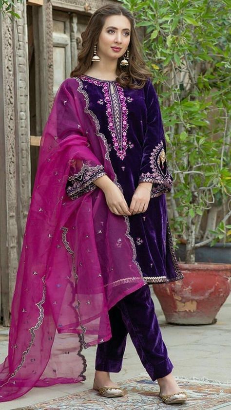 Velvet Pakistani Dress Simple, Pakistani Velvet Suits Party Wear, Pakistani Velvet Suits, Velvet Pakistani Dress, Velvet Suit Design, Dress Designing, Pakistani Formal Dresses, Velvet Dress Designs, Pakistani Dresses Casual