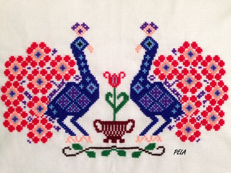 cross stitch peacock Cross Stitch Peacock, Cross Stitch Embroidery Designs, Subversive Cross Stitches, Embroidery Stitches Flowers, Portrait Cross Stitch, Cross Stitch Tutorial, Cross Stitch Freebies, Cross Stitch Patterns Flowers, Cross Stitch Bird