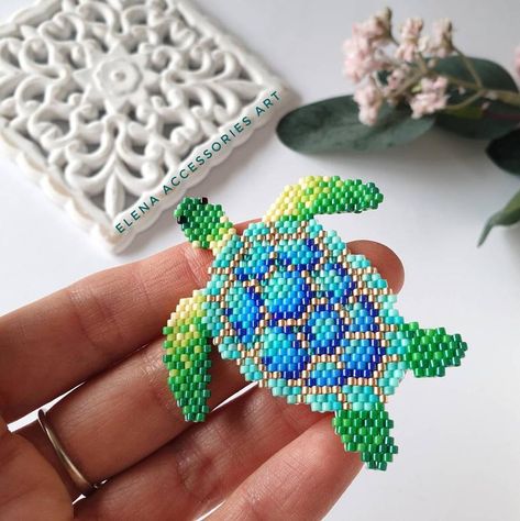 Bead Tapestry, Beaded Turtle, Seed Bead Tutorials, Miyuki Beads Pattern, Turtle Brooch, Sparrow Bird, Art Perle, Seed Bead Pattern, Turtle Jewelry