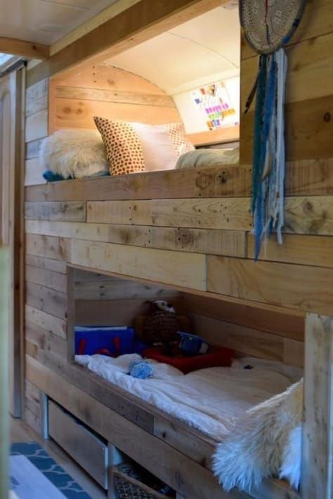 Discover how a family of 6 turned a bus into a home. Their master bedroom is so clever Bus Remodel, School Bus Tiny House, School Bus Camper, School Bus House, Converted School Bus, Old School Bus, Diy Bunk Bed, Bus Living, Short Bus