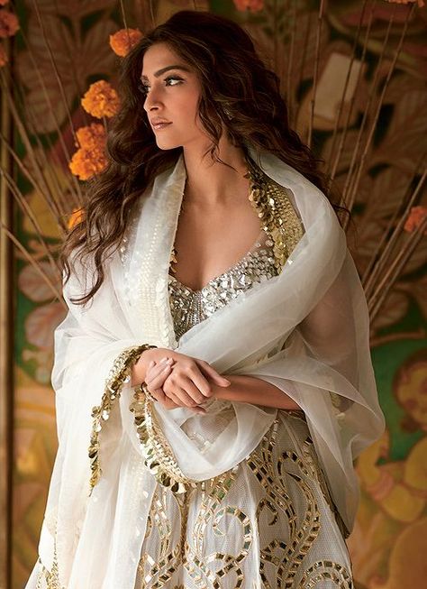 Sonam Kapoor Sonam Kapoor Fashion, Anil Kapoor, Hello Magazine, Saree Bollywood, Alternative Wedding Dresses, Desi Clothes, Indian Bridal Wear, Sonam Kapoor, Indian Wedding Outfits