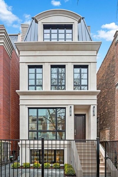 Modern Chicago Home, London Townhomes Interior, Chicago Houses Interior, Chicago House Plans, Chicago Townhouse Exterior, Chicago Homes Interior, Chicago Townhouse Interiors, Town Homes Exterior, Chicago Brownstone Interior