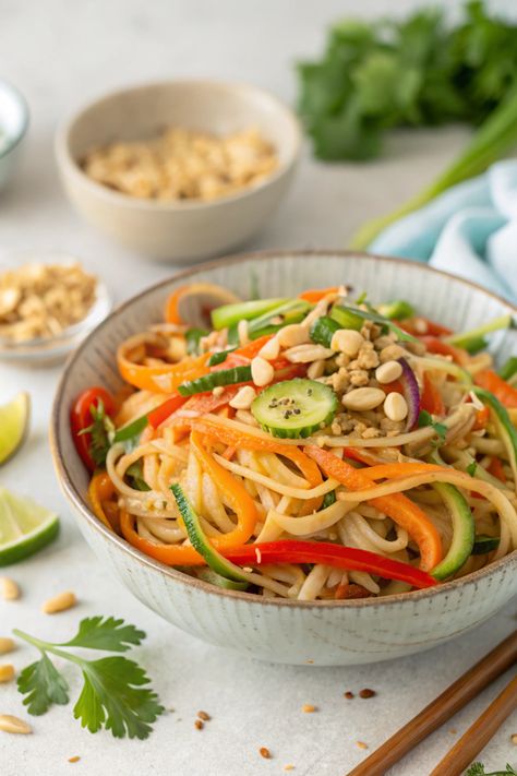 5-Minute Raw Vegan Pad Thai Recipe Raw Vegan Asian Recipes, Pad Thai Peanut Sauce, Peanut Pad Thai, Vegan Pad Thai Recipe, Zucchini Ribbon Salad, Raw Pad Thai, Raw Vegan Dinner Recipes, Tomato Basil Soup Recipe, Vegan Pad Thai