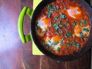 Felicity Cloake’s perfect shakshuka. Breakfast in a dish. Marion's Kitchen, Cooking App, Diner Recept, Chips Ahoy, Middle Eastern Dishes, Pizza Margherita, Nigella Lawson, Margherita Pizza, Chicken Meatballs