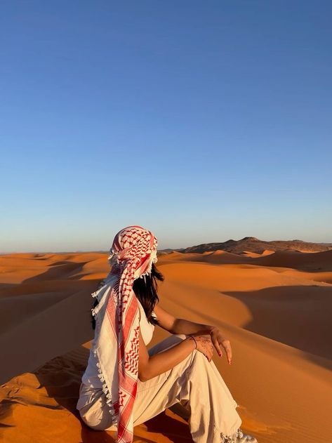 Dubai Desert Poses, Sahara Desert Photoshoot, Dubai Dessert Outfits Ideas, Outfits For The Desert, Dubai Desert Safari Photo Ideas, Desert Dubai Outfit, Tunisia Photo Ideas, Dessert Safari Dubai Outfit Ideas, Photo Ideas Dubai