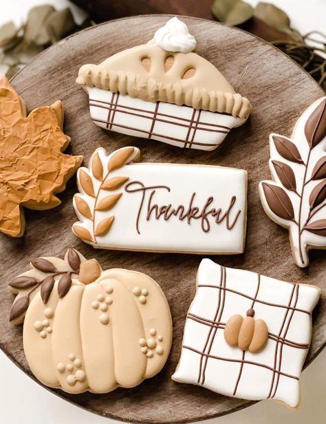 Fall Thanksgiving Cookies Decorated, Thanksgiving Decorative Cookies, Thanksgiving Cookie Designs, Thanksgiving Iced Cookies, Simple Fall Decorated Cookies, Fall Sugar Cookie Ideas, Sugar Cookies Decorated Fall, Scrapbook Cookies Decorated, Thanks Giving Cookie