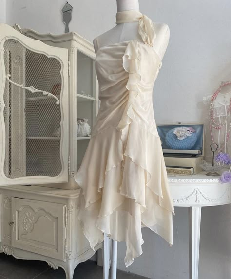 Cream Wedding, Classy Wedding, Grad Dresses, Light Academia, Pretty Clothes, Stage Outfits, Fashion Sewing, Dream Dress, Fancy Dress