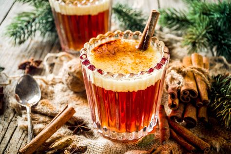 Winter rum cocktails to drink during the holidays Hot Winter Cocktails, Winter Vodka Cocktails, Aperitif Cocktails, Hot Buttered Rum Recipe, Best Christmas Cocktails, Mulled Apple Cider, Winter Cocktails Recipes, Buttered Rum, Pina Coladas