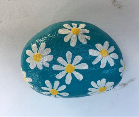 Rock Painting Inspo Easy, Rock Painting Ideas Blue, Flower Painted Rocks Easy, What To Paint On Rocks Easy, Pictures To Trace And Paint, Painting On Rocks Aesthetic, Easy Rock Painting Ideas Simple Flowers, Painting On Rocks Ideas Simple, Flower Rocks Painting