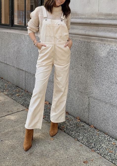 White Dungarees Outfits, Overall Winter Outfit, White Overalls Outfit, Salopette Outfit, Overalls Outfit Fall, White Overalls, Overalls Fashion, Fashion Feminine, Overall Outfit