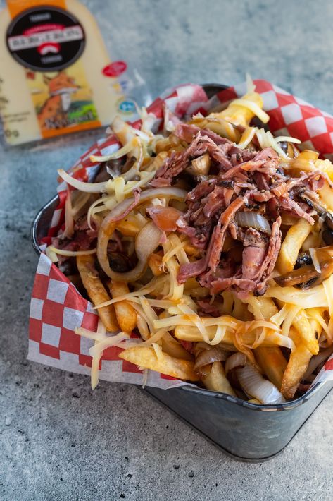 Le soleil nous réchauffe le coeur et l’esprit et cette poutine comblera sans aucun doute votre appétit! Quoi de mieux que cette poutine gourmande au smoked meat pour satisfaire toute la famille. Voici ce qu’il vous faut pour la préparer :
1. Pommes de terre Russet
2. Smoked meat
3, Oignon et champignons
4. Notre fromage Le Fin Renard, il n'a plus besoin de présentation!
5. Sauce BBQ, on vous recommande celle de @Boblechef.
Assaisonnez selon votre envie!
#JeudipoutineBergeron Poutine Recipe, Confort Food, Fast Good, Idaho Potatoes, Smoked Meat, Fried Vegetables, Poutine, Pork Dishes, Food Platters