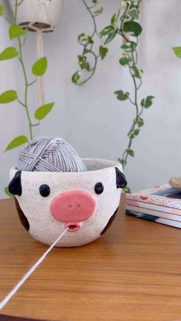 Pottery Knitting Bowls, Pinch Pot Bowl Ideas, Yarn Bowl Painting Ideas, Ceramic Ideas For Beginners, Air Dry Clay Yarn Bowl Diy, Clay Yarn Bowl Diy, Ceramic Yarn Bowl Ideas, Yarn Holder Ceramic, Pottery Yarn Bowl