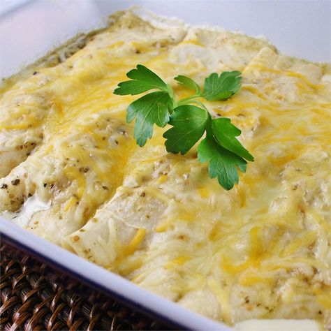 Enchiladas Suizas Enchilada Suiza, Enchiladas Suizas Recipe, Enchiladas Mexicanas, Easy Comfort Food Dinners, Enchiladas Suizas, Recipes Using Rotisserie Chicken, Frijoles Refritos, Chile Peppers, Leftover Rotisserie Chicken