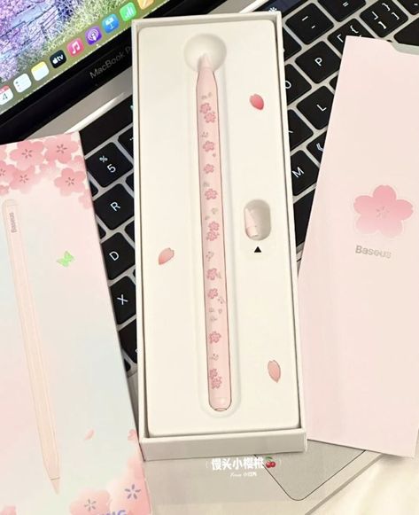 Apple Pencil Case, Apple Ipad Accessories, Pen Cute, Ipad Essentials, Cute Ipad Cases, Apple Pen, Retro Gadgets, Ipad Accessories, Cute Stationary