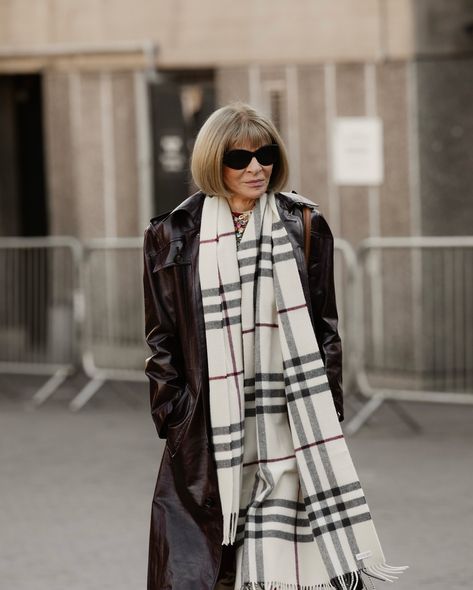 @Burberry SS25 🐎 @londonfashionweek #lfw Burberry Scarf Aesthetic, Burberry Aesthetic Outfit, Check Scarf Outfit, Burberry Scarf Outfit, Burberry Aesthetic, Minimalist Fashion Chic, November Mood, Scarf Aesthetic, Scarf Burberry