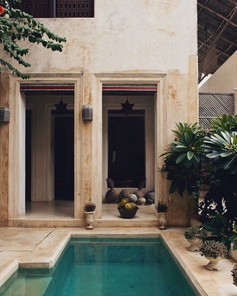 LAMU HOUSE | Urko Sanchez | Lamu , Kenya 🇰🇪 | 📷 | Alberto Heras • • • • • • • • • • #lifestyleblogger #interior #exteriores… Lamu House, Retreat Decor, Bohemian Patio, Indoor Swimming Pool, Gothic Furniture, Vintage Hotels, Casas Coloniales, Small Pools, Beautiful Patios