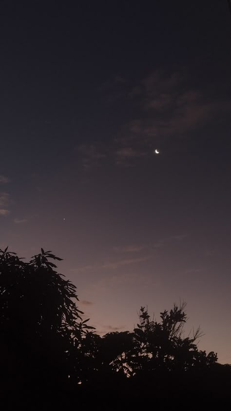 Night Walking Aesthetic, Sky Photography Nature, Profile Pictures Instagram, Moon Pictures, Snapchat Picture, Night Scenery, Moon Photography, Aesthetic Pastel Wallpaper, Dark Photography