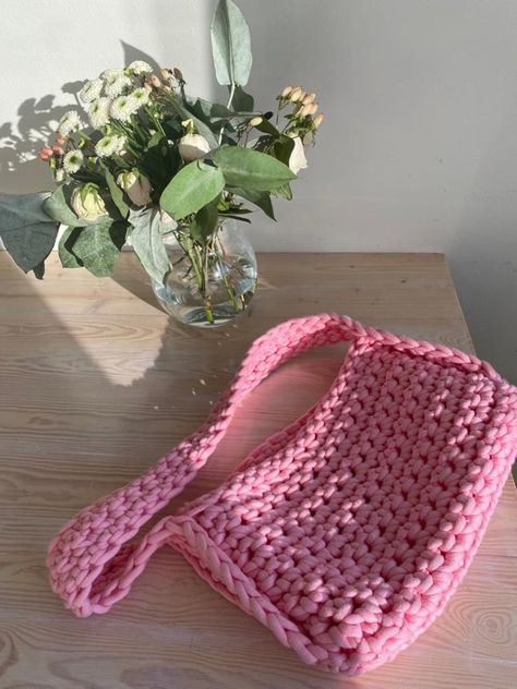 Crochet Bag Simple Pattern, Chunky Crochet Bag Pattern, Cute Crocheted Bags, Crochet Bag Shoulder, Chunky Bag Crochet Pattern, Simple Crochet Bags, Crossbody Crochet Bag Pattern Free, Small Crochet Bag Pattern, Crochet Simple Bag