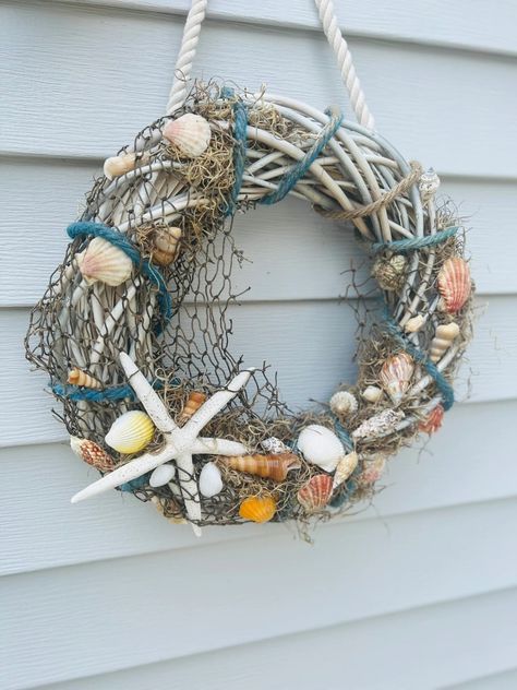 17 Fresh Coastal Wreath Designs For Your Beach Home Decorating Grapevine Wreaths, Seashore Crafts, Seaside Wreath, Beach Decor Diy, Sea Shell Wreath, Coastal Wreaths, Rope Wreath Diy, Seashell Wreaths, Nautical Door