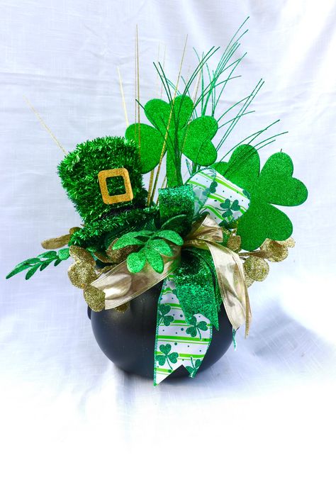 St Patricks Day Table, Sant Patrick, St Patricks Decorations, Irish Celebration, St Patricks Crafts, White Floral Arrangements, Celebration Around The World, Arrangement Floral, St Patrick's Day Decorations