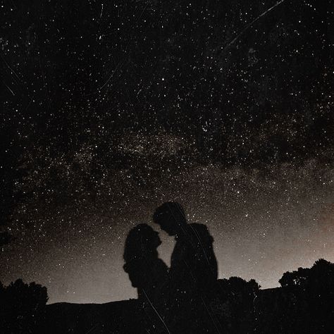 Minimalist Fashion Women, Emotional Photography, Look At The Stars, Romantic Art, Couple Drawings, The Night Sky, Aesthetic Images, Night Aesthetic, Under The Stars