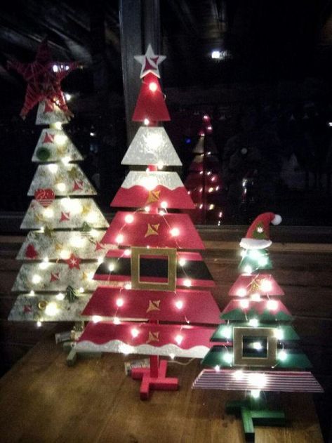 Diy Pallet Christmas Tree Ideas | HubPages Pallet Trees, Outdoor Christmas Diy, Pallet Christmas Tree, Pallet Christmas, Alternative Christmas Tree, Christmas Tree Decorations Diy, Christmas Yard Decorations, Wood Christmas Tree, Christmas Decorations Diy Outdoor