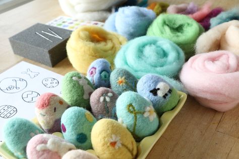 An Easter Egg Tutorial! Free from Woolly Meadows – Felting Waldorf Easter Crafts, Felted Easter Eggs, Felt Easter Eggs, Felted Eggs, Needle Felted Easter, Easter Craft Activities, Felting Techniques, Christmas And Halloween, Felt Beads