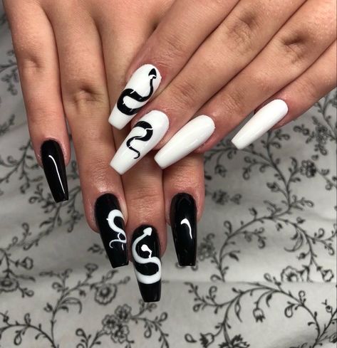 Black And White Gel Nail Designs, White Snake Nails, Marvel Nails, Euphoria Nails, White Gel Nails, Cow Nails, Edgy Nails, Gel Nails Diy, Dope Nail Designs