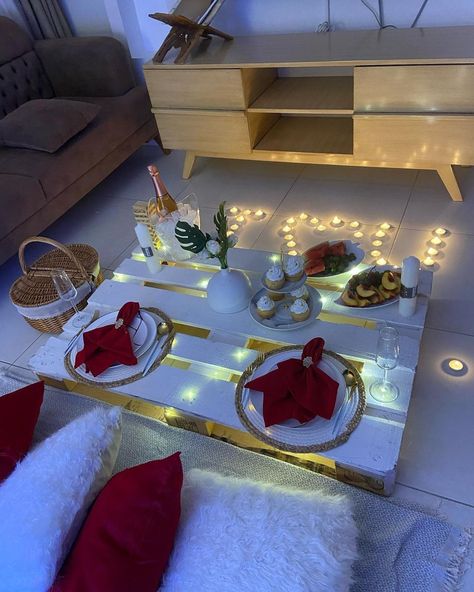 Diy Dinner Date At Home Romantic, Valentines Indoor Picnic, Indoor Picnic Ideas Friends, Cute Date Night At Home Set Up, Picnic Indoors Romantic, Indoor Romantic Picnic Ideas, Indoor Picnic Ideas Romantic, Valentine Picnic Ideas For Couples, Indoor Picnic Date Romantic