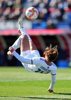 Girl Football Player, Soccer Hair, Female Football Player, Lynn Loud, Soccer Photography, Soccer Inspiration, Female Soccer Players, The Loud House, House Aesthetic