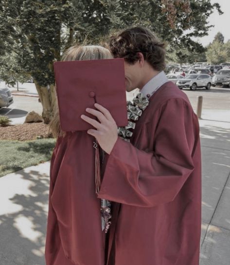 College Love Couples, College Boyfriend Aesthetic, College Relationships Aesthetic, College Love Aesthetic, School Couple Aesthetic, College Couple Aesthetic, Couple Graduation Pictures, No Face Couple Photos, No Face Couple