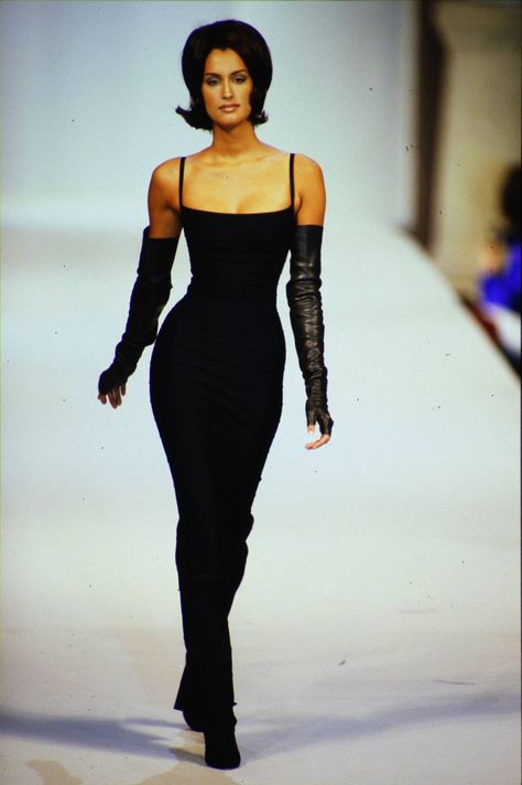 90s Runway Fashion Fall, Black Runway Models 90s, Best Runway Looks 90s, 90s Models Dress, Dresses Runway 90s, 1994 Runway Fashion, 90s Ready To Wear Runway, 90s Runway Black Dress, Vintage Runway Dresses 70s