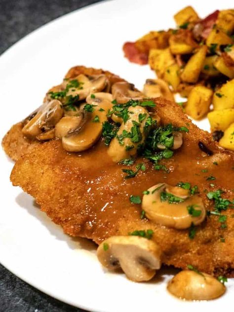 Jaeger Schnitzel Jagerschnitzel Recipe, German Recipes Dinner, Jaeger Schnitzel, German Food Authentic, Schnitzel Recipes, Oktoberfest Food, Pork Schnitzel, Chicken Schnitzel, Austrian Recipes