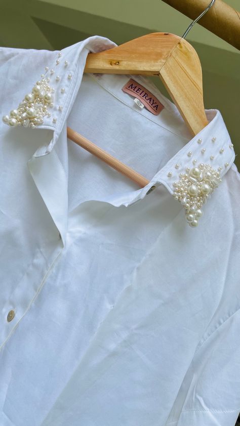 Embellished Collar Blouse, White Collar Blouse, Anarkali Tops, White Collared Blouse, Graphic Shirt Design, Easy Diy Room Decor, Hand Beaded Embroidery, Neck Designs For Suits, Embellished Collar