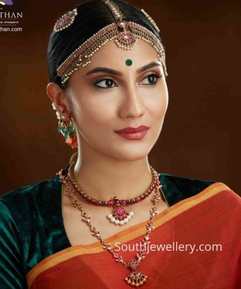 South Indian Matha Patti, Indian Matha Patti, Gold Earing, Poola Jada, Jewellery South Indian, Nose Ring Jewelry, Latest Indian Jewellery, Indian Jewellery Gold, Matha Patti