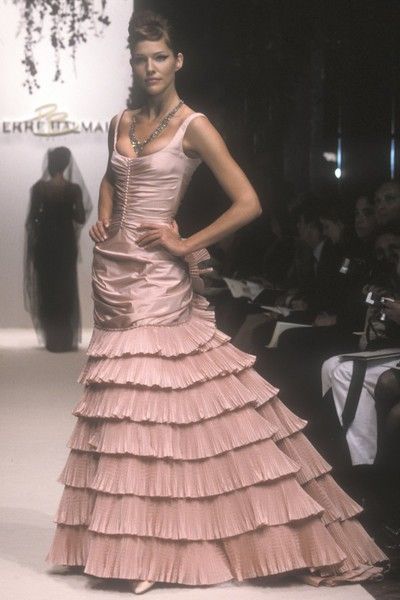 Pierre Balmain, Spring-Summer 1998, Couture | Europeana 1998 Couture, Jasmin Tookes, 90s Runway Fashion, Runway Fashion Couture, Vintage Runway, Runway Outfits, Doutzen Kroes, Taylor Hill, Gisele Bündchen