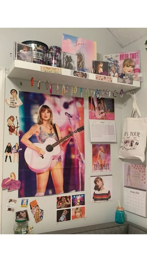 Taylor Swift Wallpaper For Room, Cute Taylor Swift Room Decor, Taylor Swift Shrine Room, Room Ideas Aesthetic Taylor Swift, Fangirl Bedroom Ideas, Taylor Swift Themed Bedroom Ideas, Swiftie Aesthetic Room, Swiftie Room Ideas, Bedroom Ideas Taylor Swift