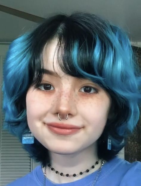 Cute Short Alt Hairstyles, Short Hairstyles Dyed Hair, Half Hair Color Short, Blue Short Hair Ideas, Short Half Dyed Hair, Medium Length Haircut Nonbinary, Short Adronymous Hair, Cute Short Haircuts For Curly Hair, Short Hair With Colored Highlights