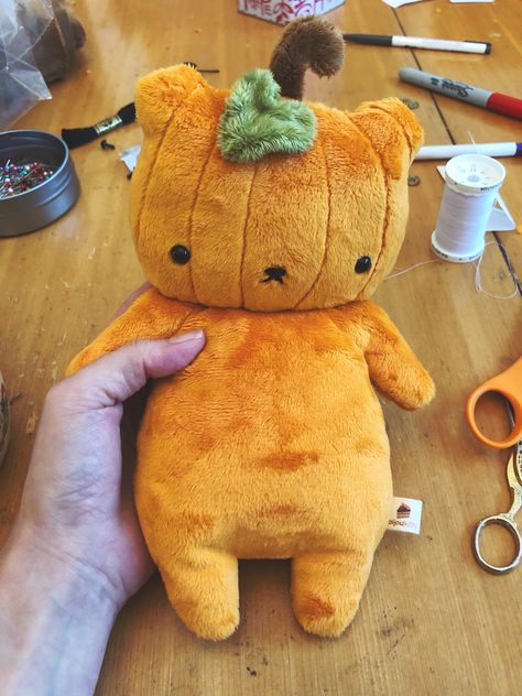 Halloween Plush Sewing Pattern, Pumpkin Stuffed Animal, Halloween Plush Pattern, Squishmallows Sewing Pattern, Stuffed Animal Making, Cute Sewing Plushies, Halloween Plushies Diy, Sewing Ideas Stuffed Animals, Stuffed Animals With Clothes