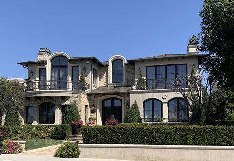 La Mansion Aesthetic, Modern Small Mansion, Big Old Money House, 80s Rich House, Celebrity House Exterior, 2000s Houses Interior, 60s Mansion, 2000s Mansion, 2000s House Exterior