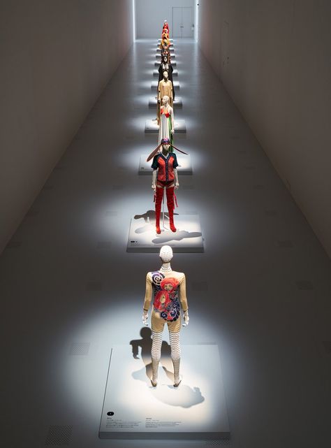 The Work of Miyake Issey exhibition Fashion Display Exhibitions, Fashion Art Exhibition, Fashion Exhibition Display Ideas, Fashion Exhibition Design, Fashion Exhibition Display, Exhibitions Ideas, Exhibition Lighting, Fashion Exhibition, Fashion Museum