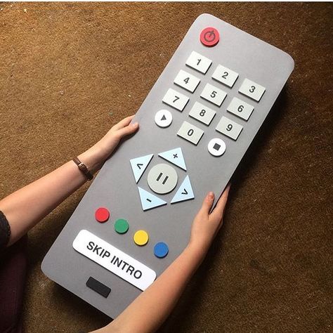 Bet you will never lose your TV remote again with this giant paper remote from @annemarieke.kloosterhof #excelblades #handcutpaper… Paper Tv, Tv Craft, Cardboard Tv Diy, Cardboard Tv, How To Make A Tv Head Out Of Cardboard, Diy Tv Camera Prop, Diy Television Cardboard, Cardboard Phone Tv, Tv Controller