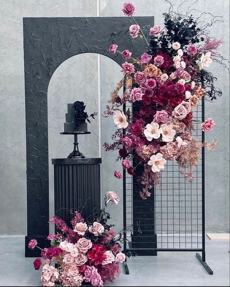 Wedding Flower Trends 2024, Ruangan Studio, I Love Black, Wedding Backdrop Design, Wedding Backdrop Decorations, Event Backdrop, Elegant Birthday, Wedding Fair, Wedding Decor Inspiration