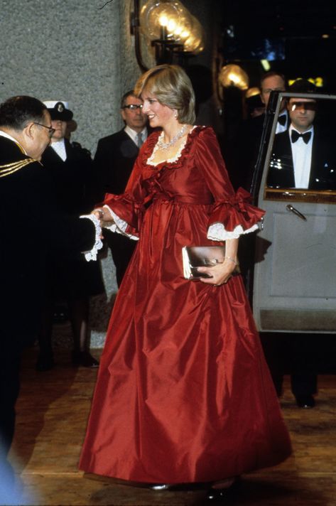 Red Maternity Dress, Princess Diana Dresses, Prins William, Princesa Real, Princess Diana Fashion, Prins Harry, Princess Diana Photos, Princess Diana Pictures, Princes Diana