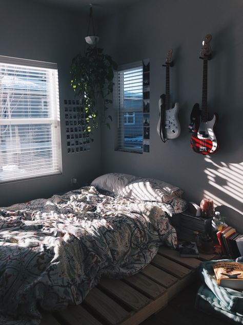 Room Ideas Small Bedroom Aesthetic, Male Room Ideas Minimalist, Mens Room Aesthetic Dark, Black Small Bedroom Ideas, Minimalist Male Bedroom, Aesthetic Male Bedroom, Masc Room Ideas, Boy Room Ideas Aesthetic, Guys Bedroom Aesthetic